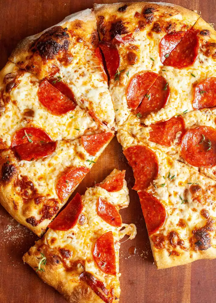 ÜÇ PEYNİRLİ SUCUKLU PİZZA